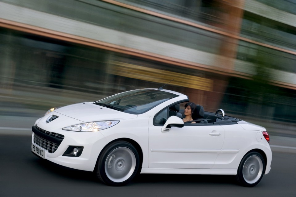 Photo 3/4 avant dynamique Peugeot 207 CC Blanc Banquise phase 2 (2009) - 1-007