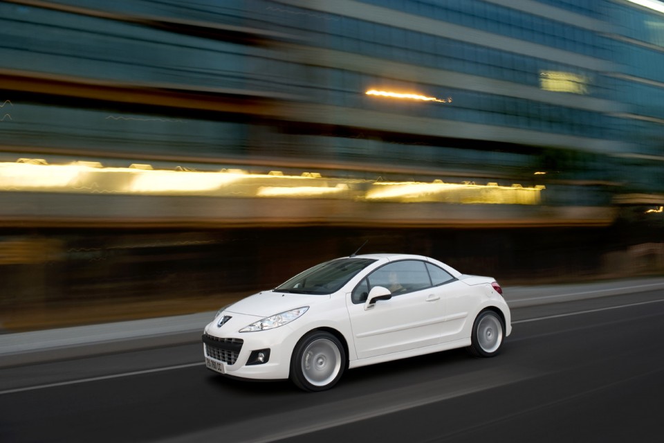 Photo 3/4 avant route Peugeot 207 CC Blanc Banquise phase 2 (2009) - 1-008