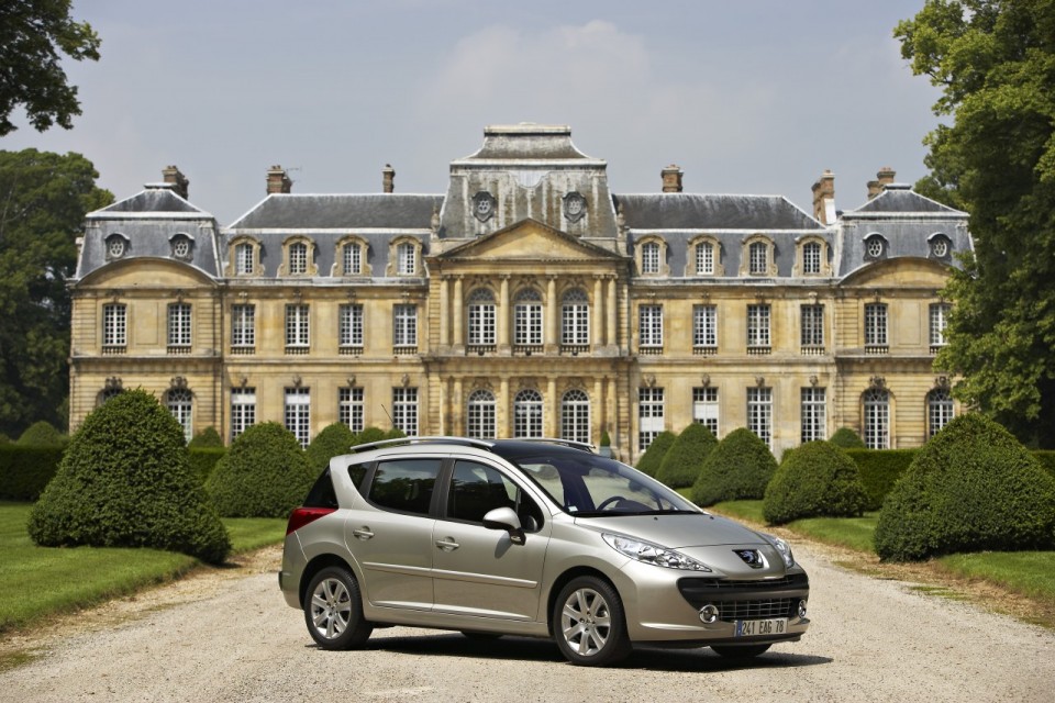 Photo 3/4 avant statique Peugeot 207 SW Gris Cendré phase 1 (2007) - 1-007