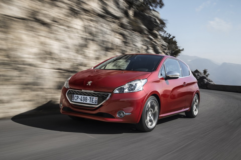 Photo 3/4 avant route Peugeot 208 GTi I Rouge Rubi (2013) - 1-007