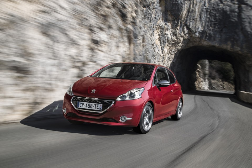 Photo officielle Peugeot 208 GTi I Rouge Rubi (2013) - 1-008