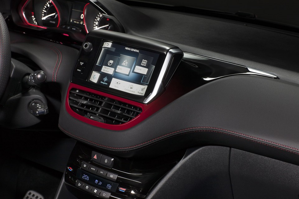 Photo écran tactile multimédia SMEG Peugeot 208 GTi I (2013) - 1-030