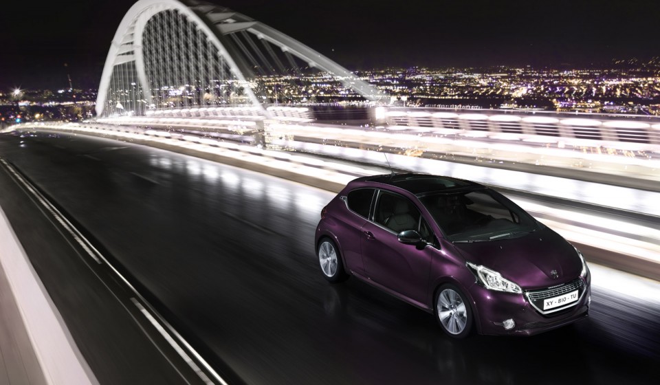 Photo dynamique nuit Peugeot 208 XY I Purple Night (2013) - 1-003