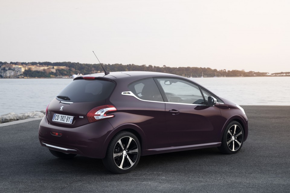 Photo 3/4 arrière statique Peugeot 208 XY I Purple Night (2013) - 1-010