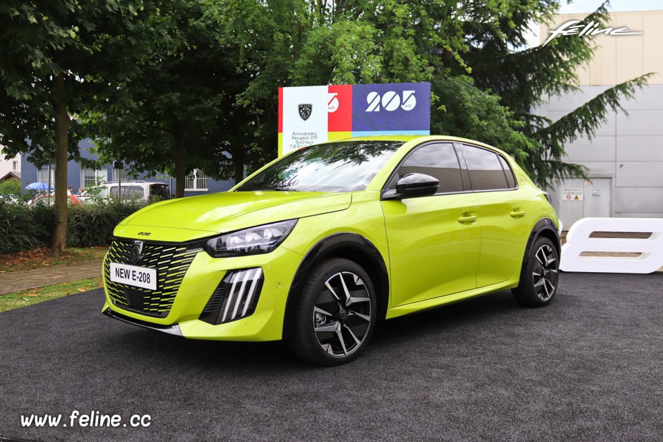 Photo 3/4 avant Peugeot e-208 II restylée Jaune Agueda - Présentation officielle (2023)