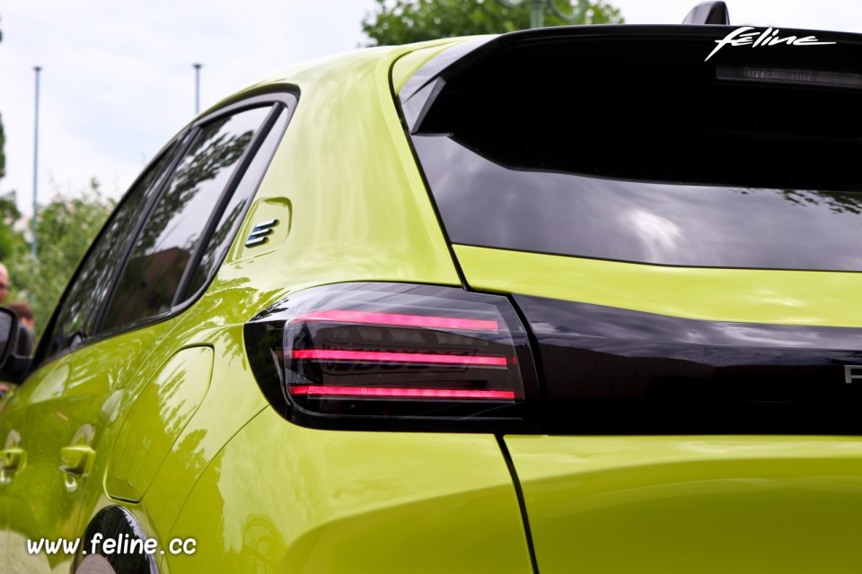 Photo feu arrière LED Peugeot e-208 II restylée - Présentation officielle (2023)