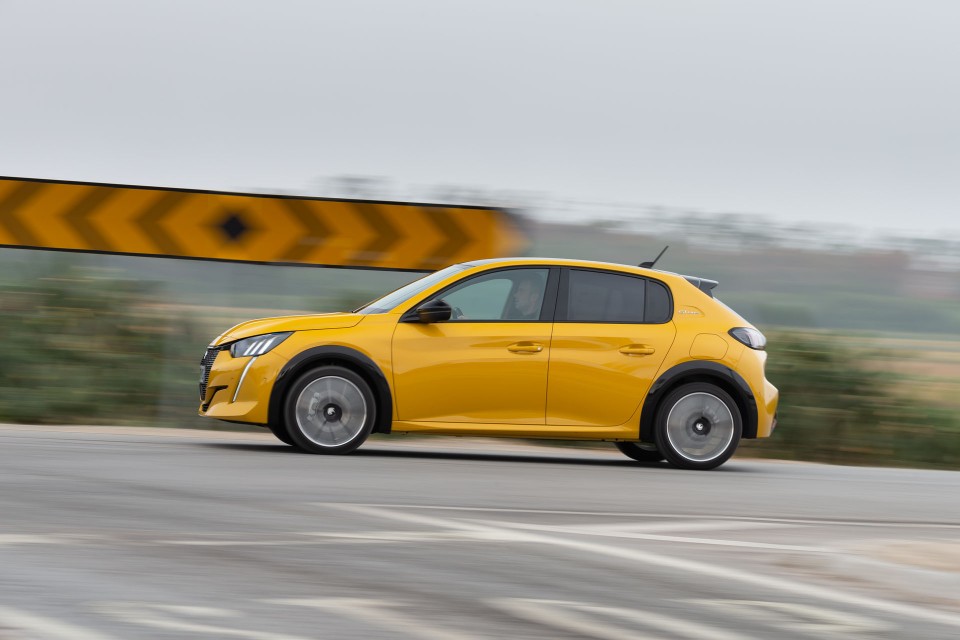 Photo officielle Peugeot 208 II GT Line Jaune Faro - Essais pres