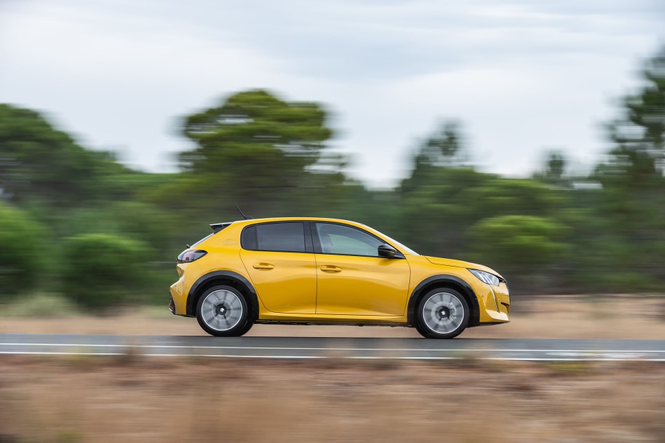 Photo officielle Peugeot 208 II GT Line Jaune Faro - Essais pres