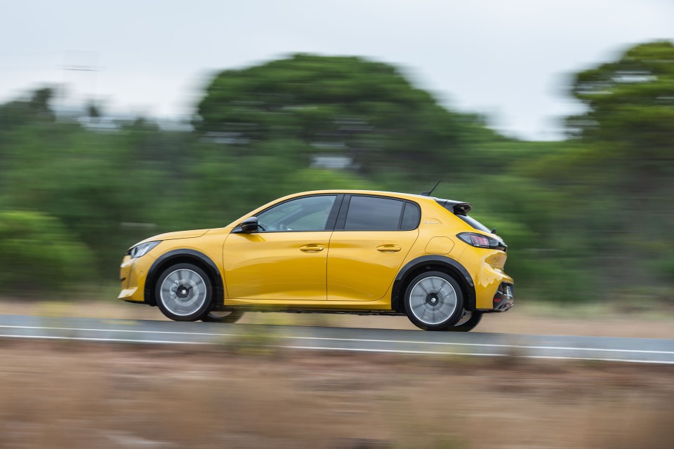 Photo officielle Peugeot 208 II GT Line Jaune Faro - Essais pres