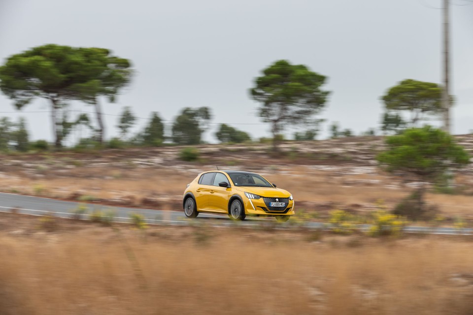 Photo officielle Peugeot 208 II GT Line Jaune Faro - Essais pres