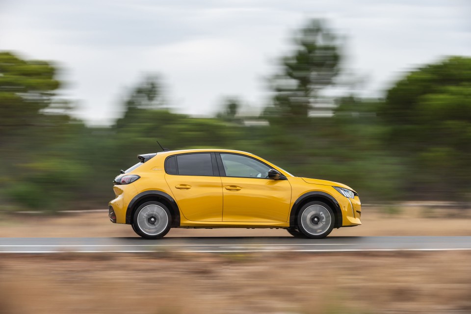 Photo officielle Peugeot 208 II GT Line Jaune Faro - Essais pres