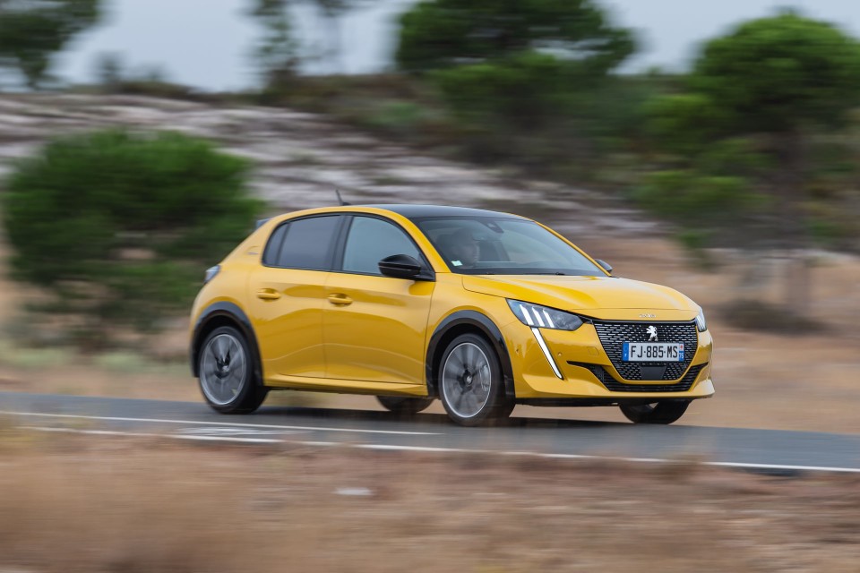 Photo officielle Peugeot 208 II GT Line Jaune Faro - Essais pres