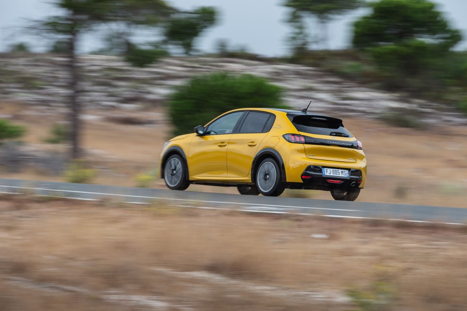 Photo officielle Peugeot 208 II GT Line Jaune Faro - Essais pres