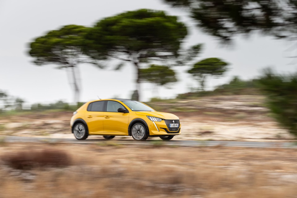 Photo officielle Peugeot 208 II GT Line Jaune Faro - Essais pres