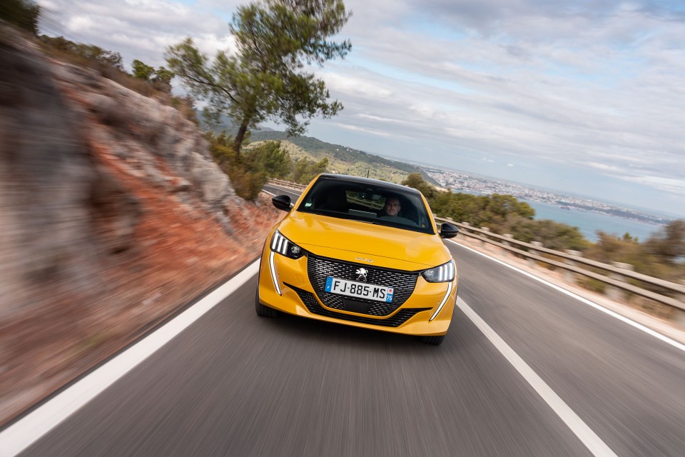 Photo officielle Peugeot 208 II GT Line Jaune Faro - Essais pres