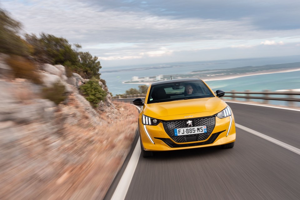 Photo officielle Peugeot 208 II GT Line Jaune Faro - Essais pres