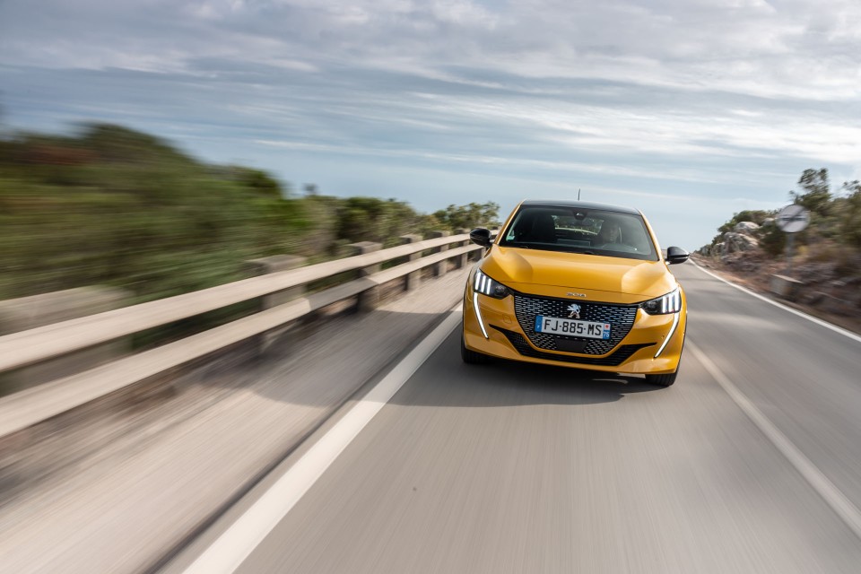 Photo officielle Peugeot 208 II GT Line Jaune Faro - Essais pres