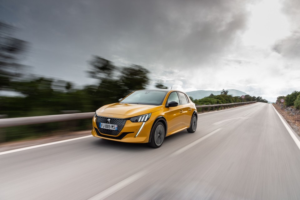 Photo officielle Peugeot 208 II GT Line Jaune Faro - Essais pres