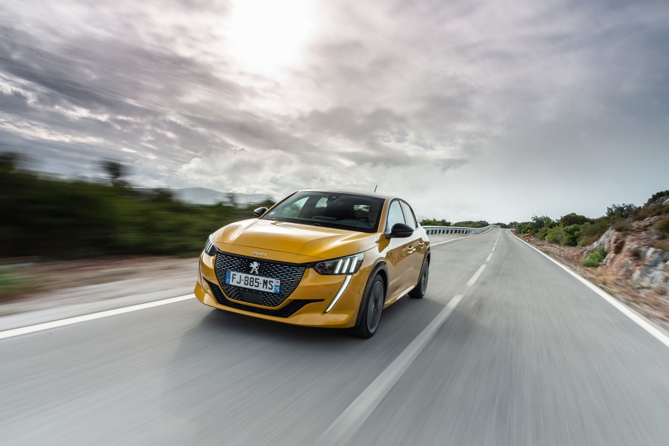 Photo officielle Peugeot 208 II GT Line Jaune Faro - Essais pres