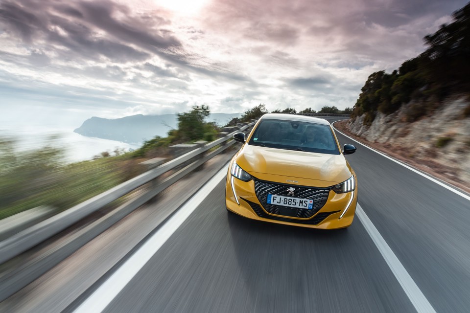 Photo officielle Peugeot 208 II GT Line Jaune Faro - Essais pres