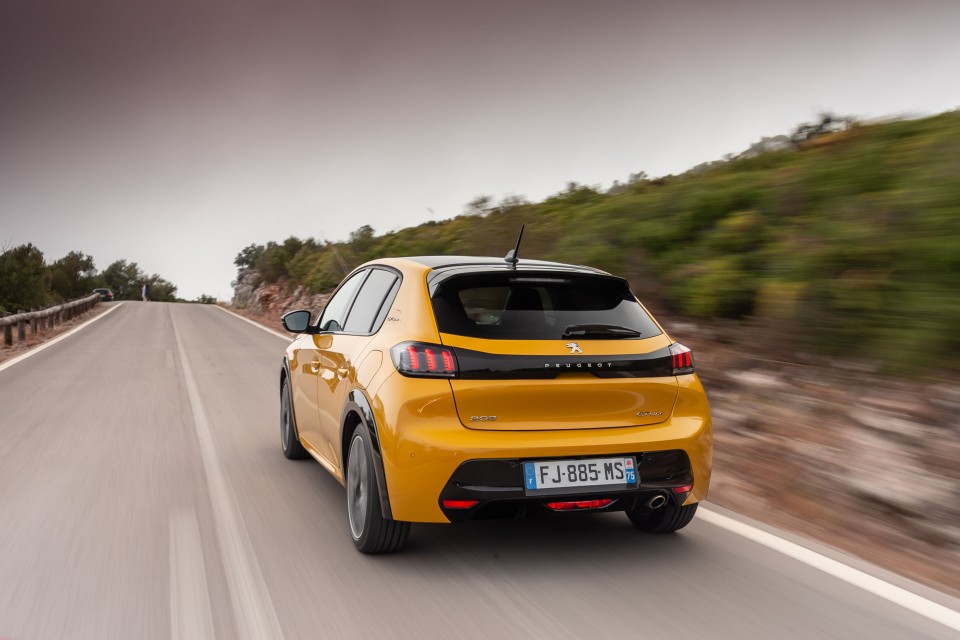 Photo officielle Peugeot 208 II GT Line Jaune Faro - Essais pres