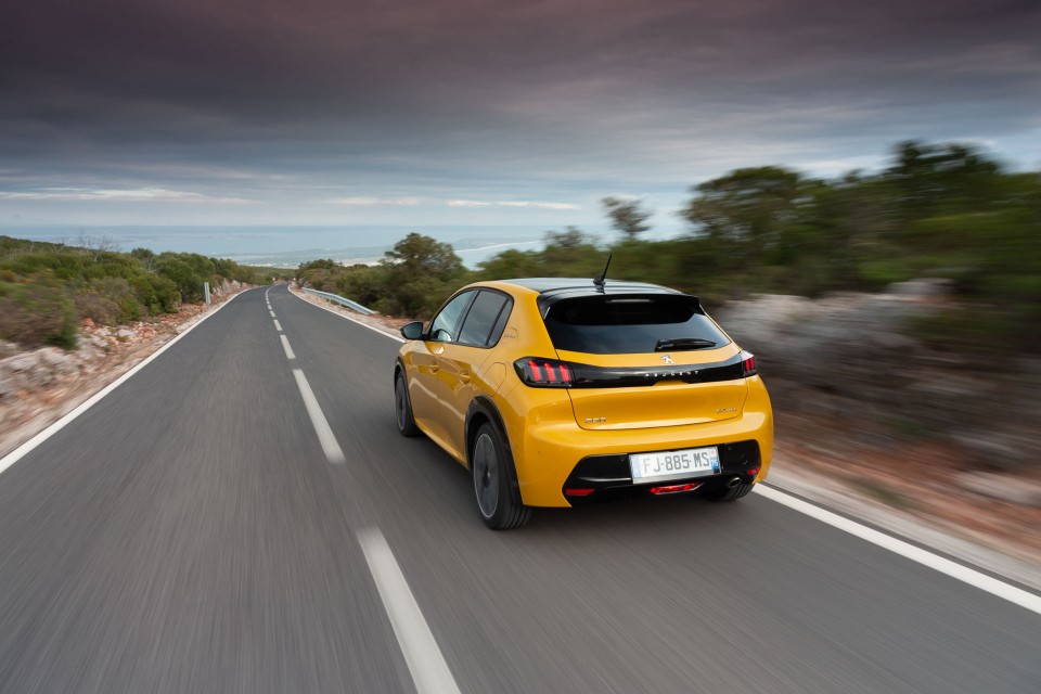 Photo officielle Peugeot 208 II GT Line Jaune Faro - Essais pres