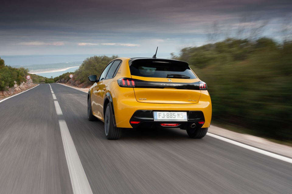 Photo officielle Peugeot 208 II GT Line Jaune Faro - Essais pres