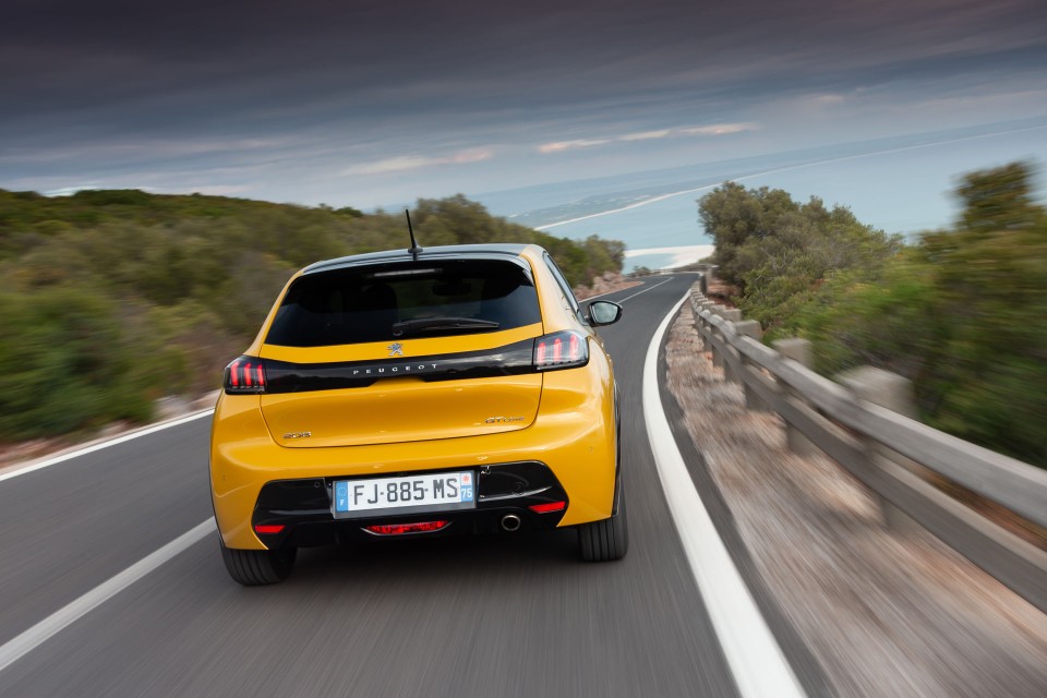 Photo officielle Peugeot 208 II GT Line Jaune Faro - Essais pres