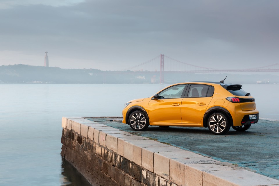 Photo officielle Peugeot 208 II GT Line Jaune Faro - Essais pres