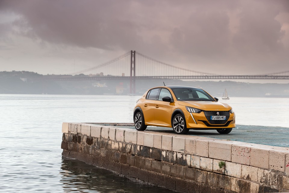 Photo officielle Peugeot 208 II GT Line Jaune Faro - Essais pres