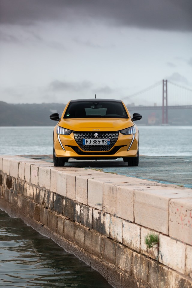 Photo officielle Peugeot 208 II GT Line Jaune Faro - Essais pres