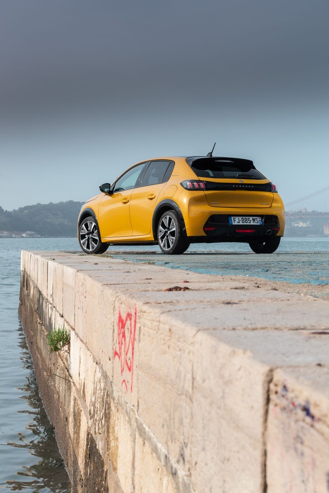 Photo officielle Peugeot 208 II GT Line Jaune Faro - Essais pres