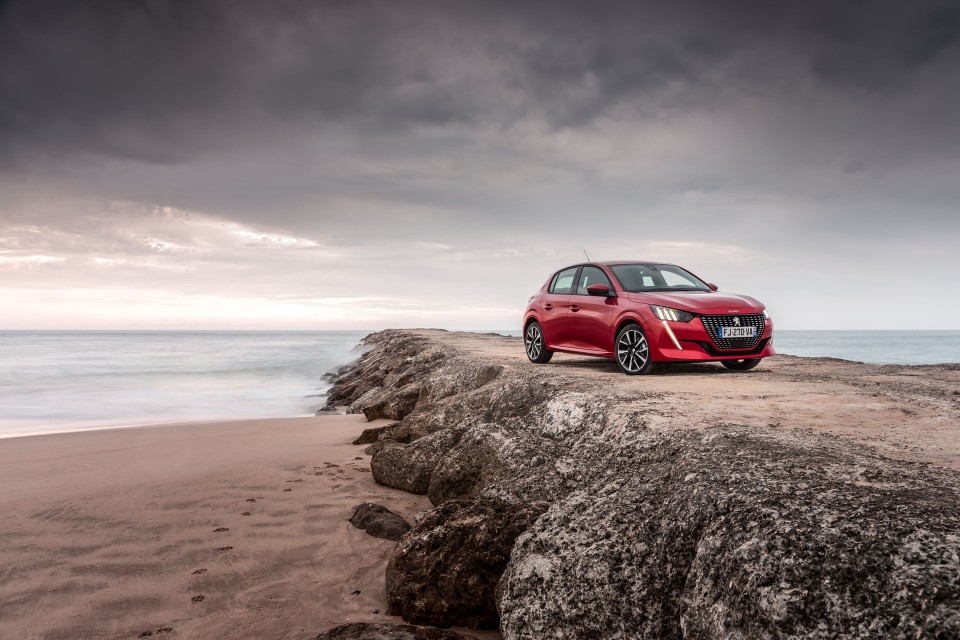 Photo officielle Peugeot 208 II Allure Rouge Elixir - Essais pre