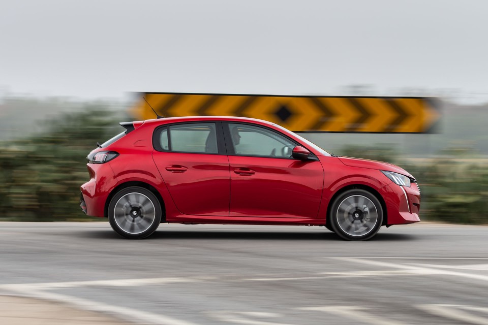 Photo officielle Peugeot 208 II Allure Rouge Elixir - Essais pre