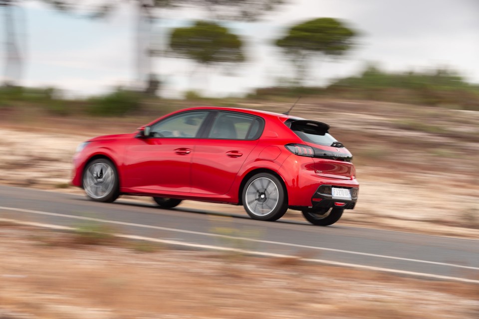 Photo officielle Peugeot 208 II Allure Rouge Elixir - Essais pre