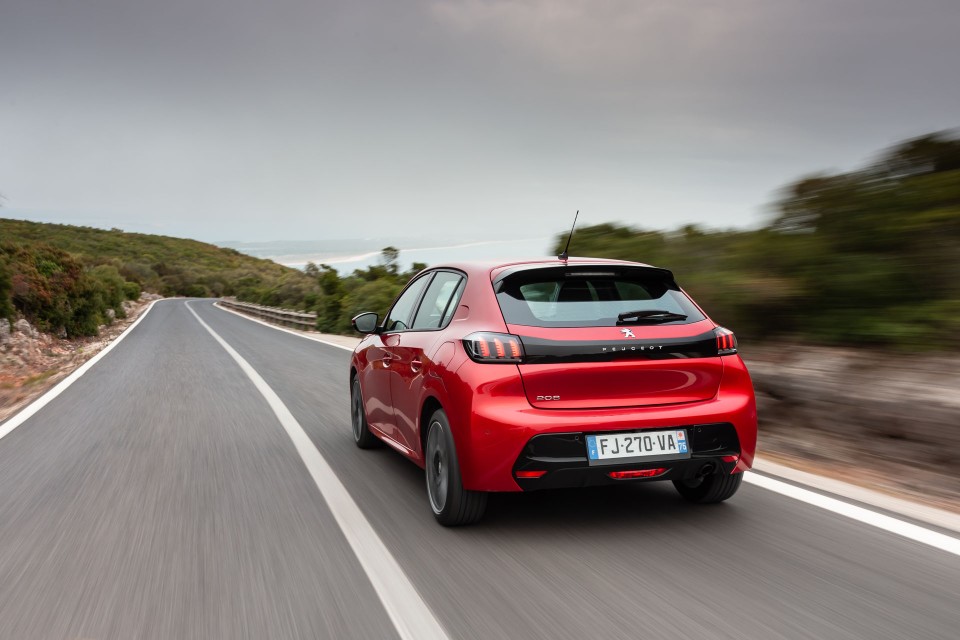 Photo officielle Peugeot 208 II Allure Rouge Elixir - Essais pre