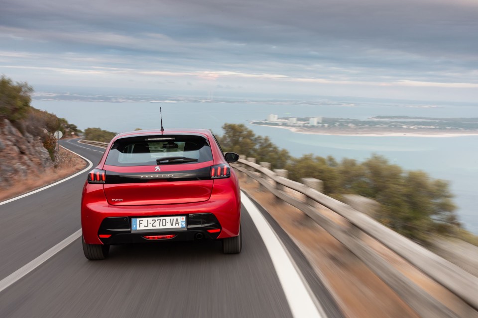 Photo officielle Peugeot 208 II Allure Rouge Elixir - Essais pre