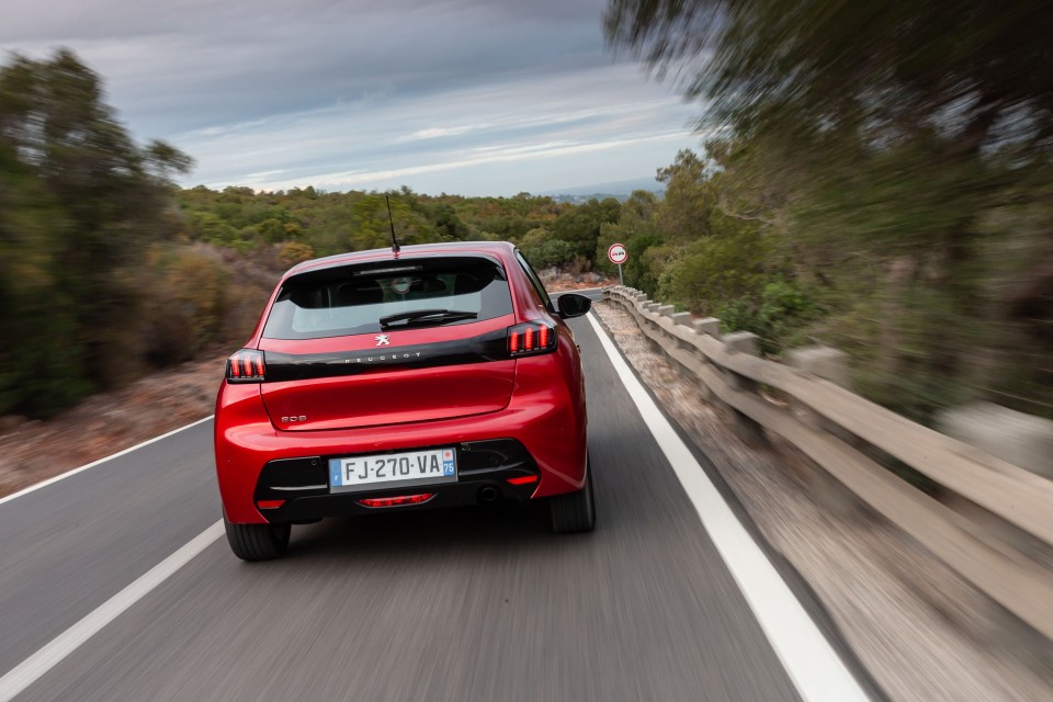 Photo officielle Peugeot 208 II Allure Rouge Elixir - Essais pre