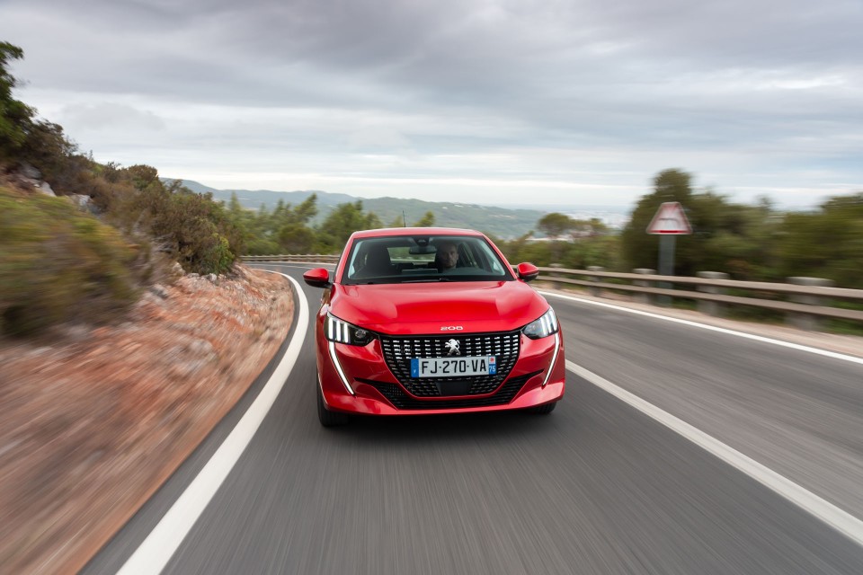 Photo officielle Peugeot 208 II Allure Rouge Elixir - Essais pre