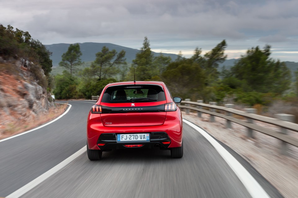 Photo officielle Peugeot 208 II Allure Rouge Elixir - Essais pre