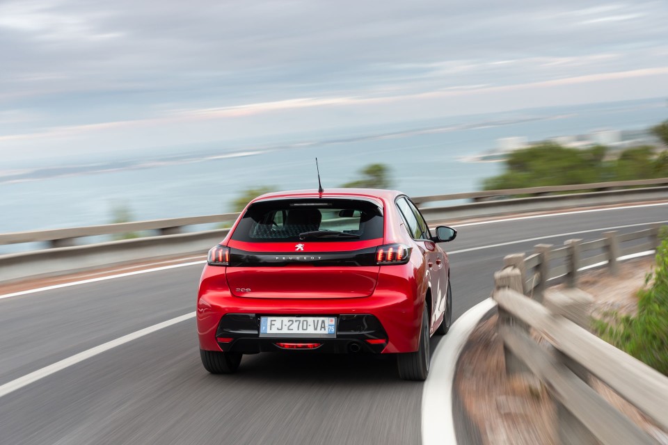 Photo officielle Peugeot 208 II Allure Rouge Elixir - Essais pre