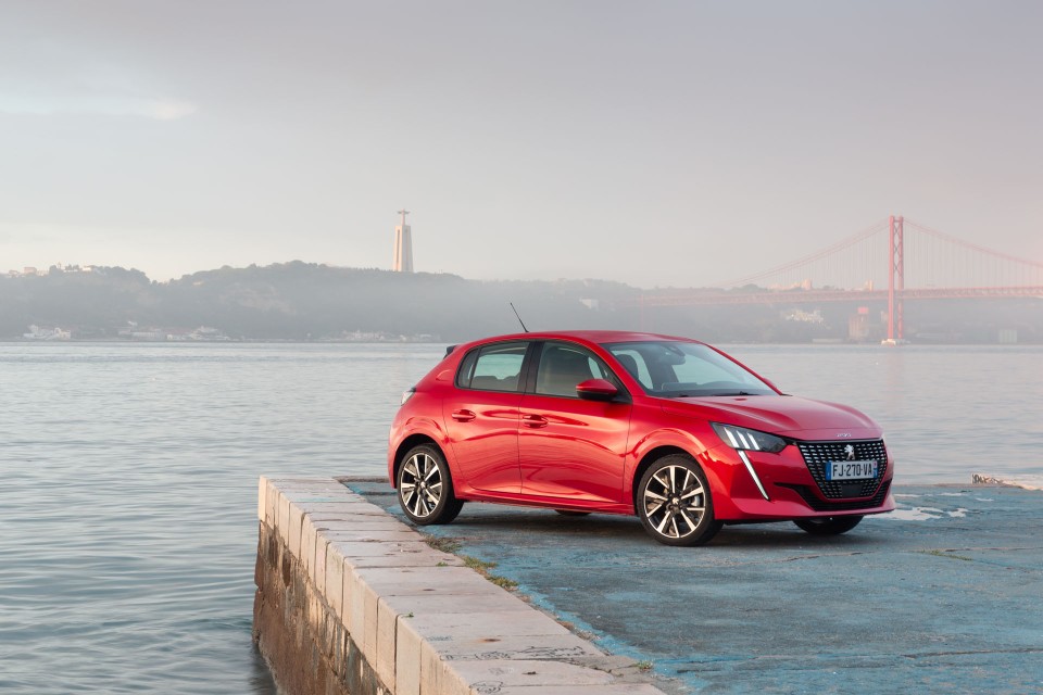 Photo officielle Peugeot 208 II Allure Rouge Elixir - Essais pre