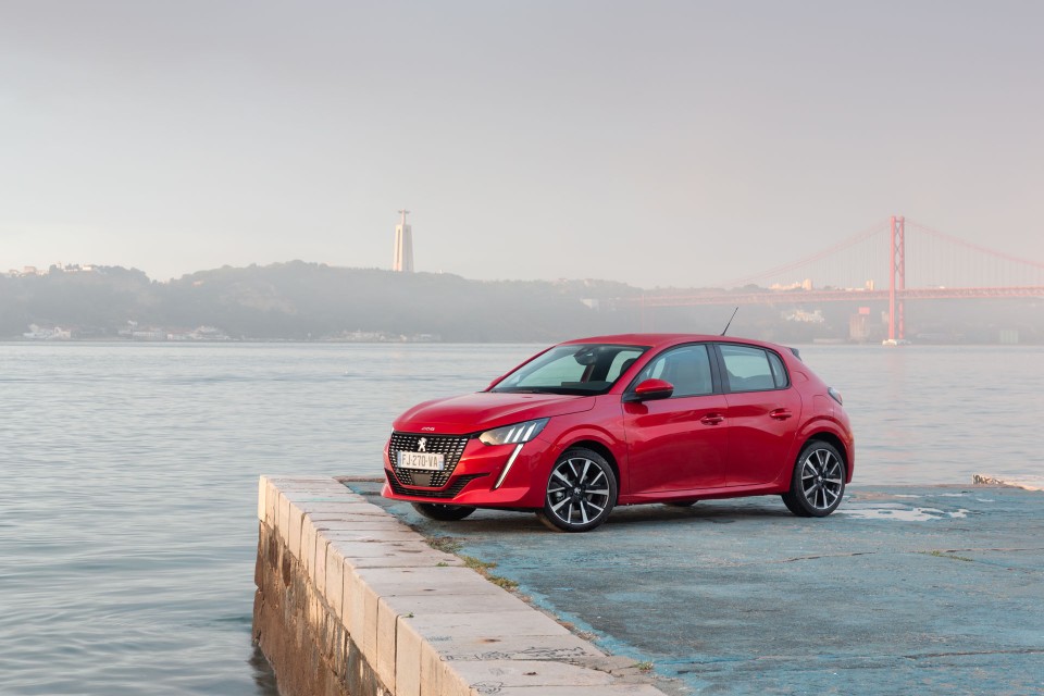 Photo officielle Peugeot 208 II Allure Rouge Elixir - Essais pre