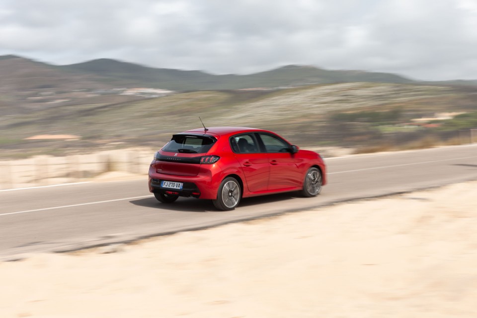 Photo officielle Peugeot 208 II Allure Rouge Elixir - Essais pre