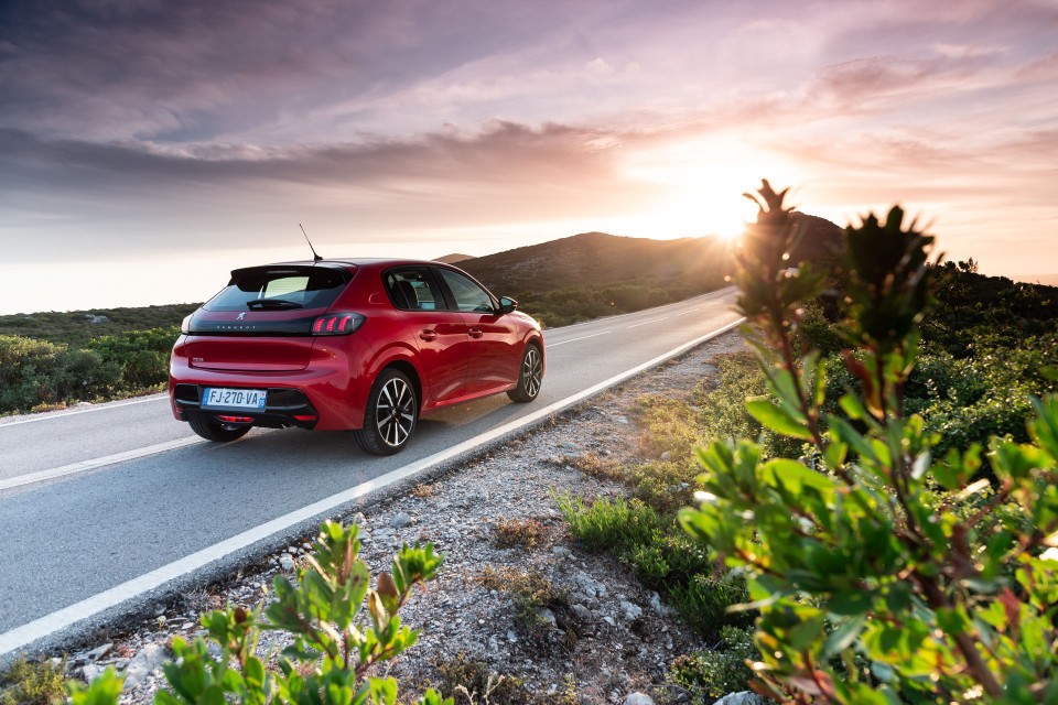 Photo officielle Peugeot 208 II Allure Rouge Elixir - Essais pre