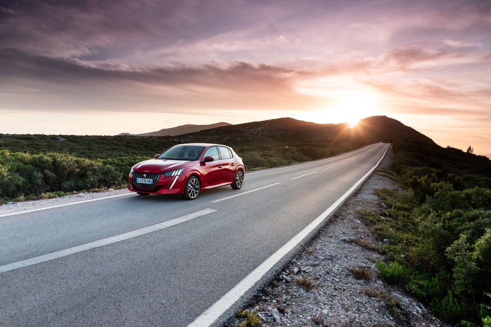 Photo officielle Peugeot 208 II Allure Rouge Elixir - Essais pre