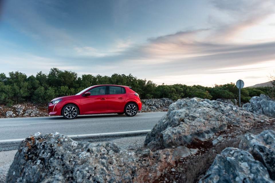 Photo officielle Peugeot 208 II Allure Rouge Elixir - Essais pre