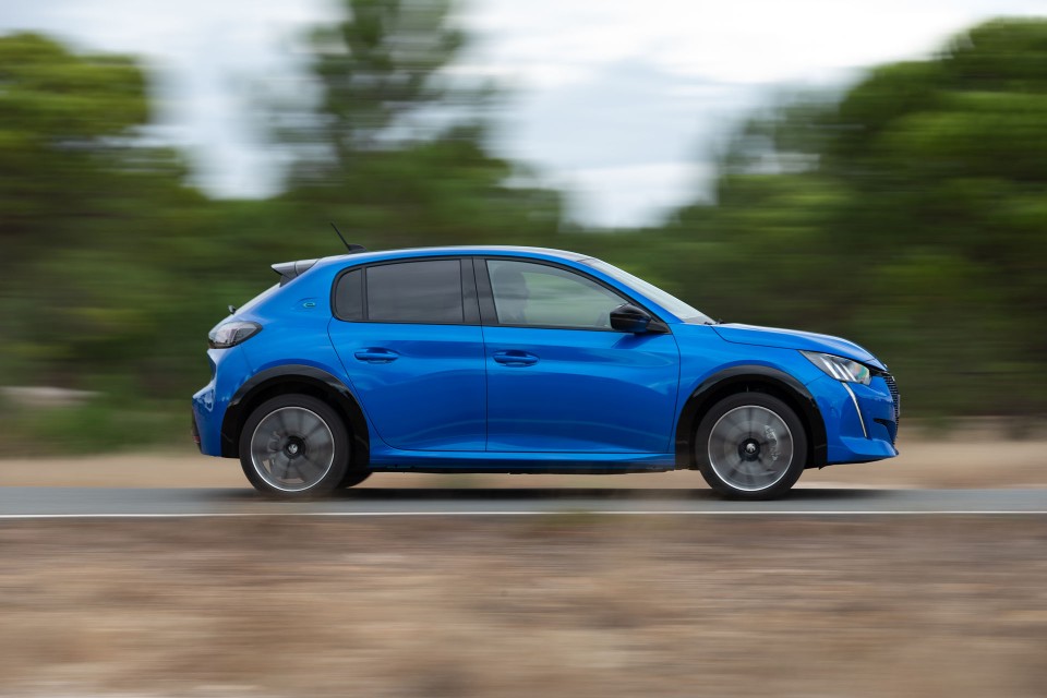 Photo officielle Peugeot e-208 GT Bleu Vertigo - Essais presse 2