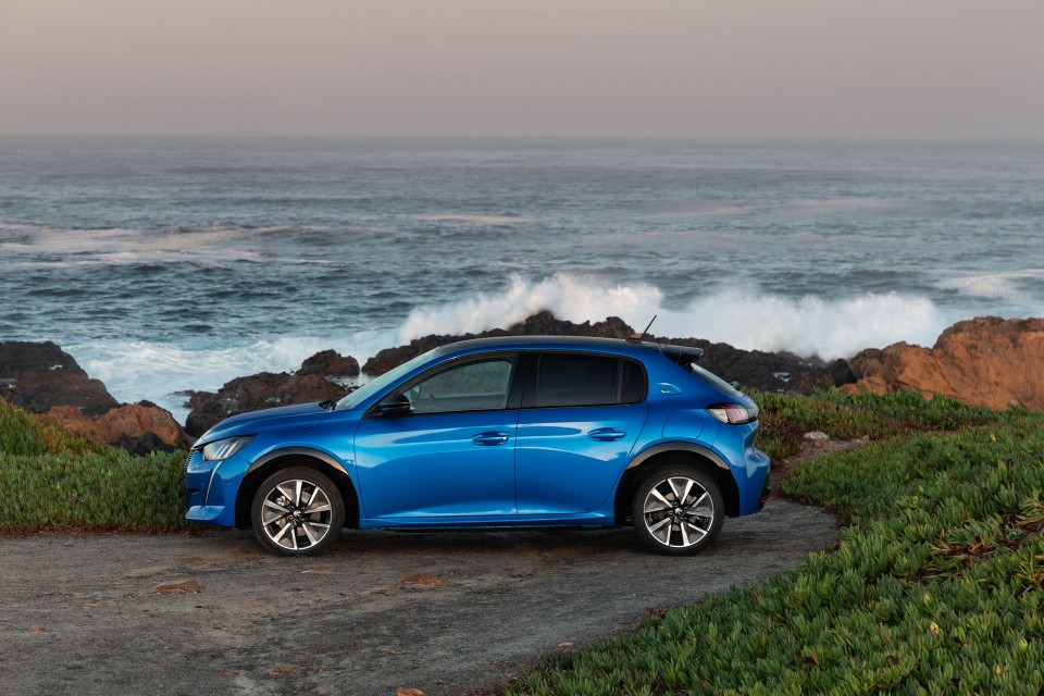 Photo officielle Peugeot e-208 GT Bleu Vertigo - Essais presse 2