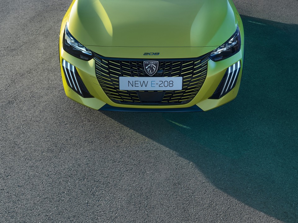 Photo nouveau bouclier avant Peugeot e-208 II restylée (2023)